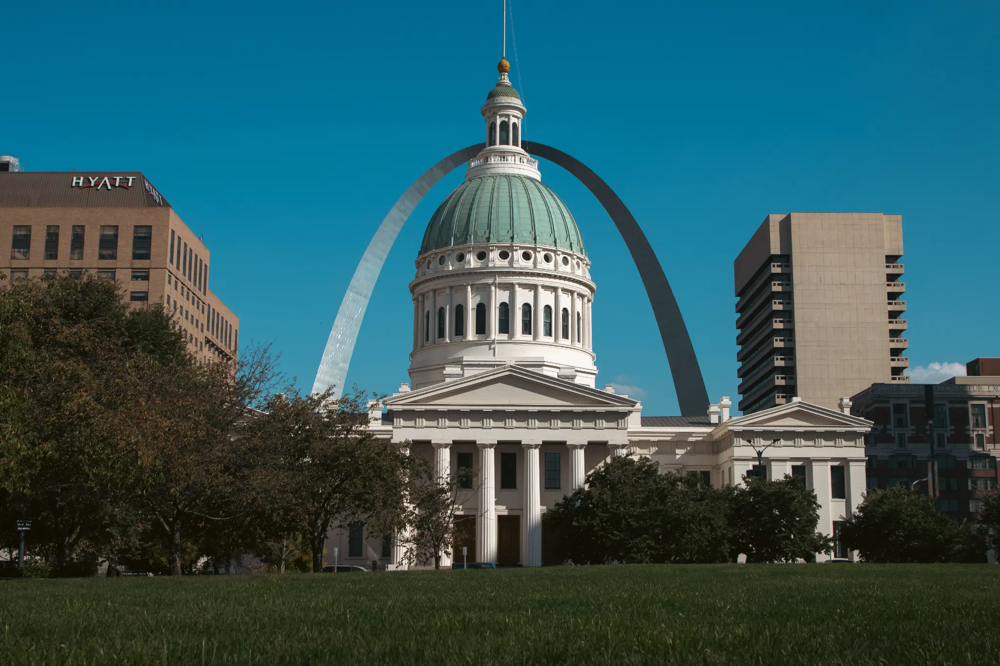 Gateway Arch and Old Courthouse in downtown St. Louis